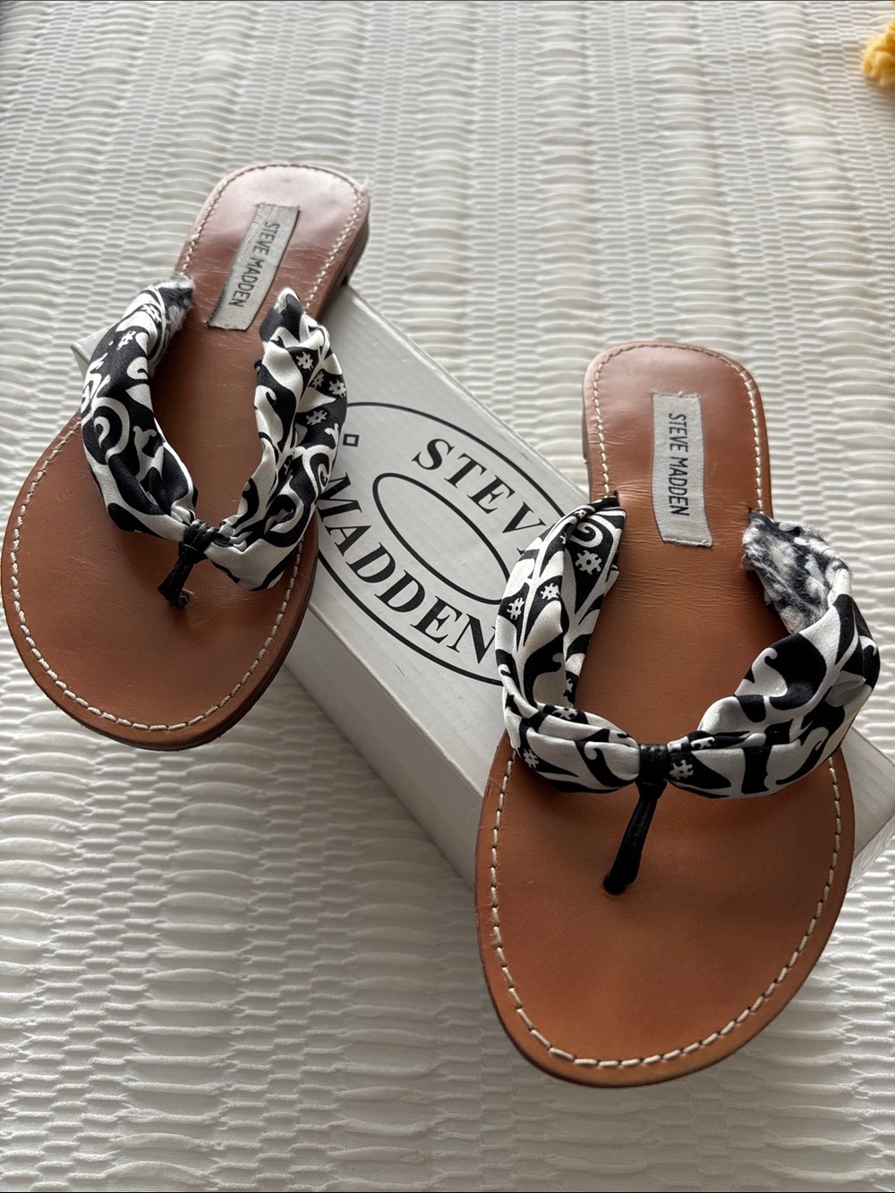 Steve Madden Black & White Patterned Fabric Thong Sandals